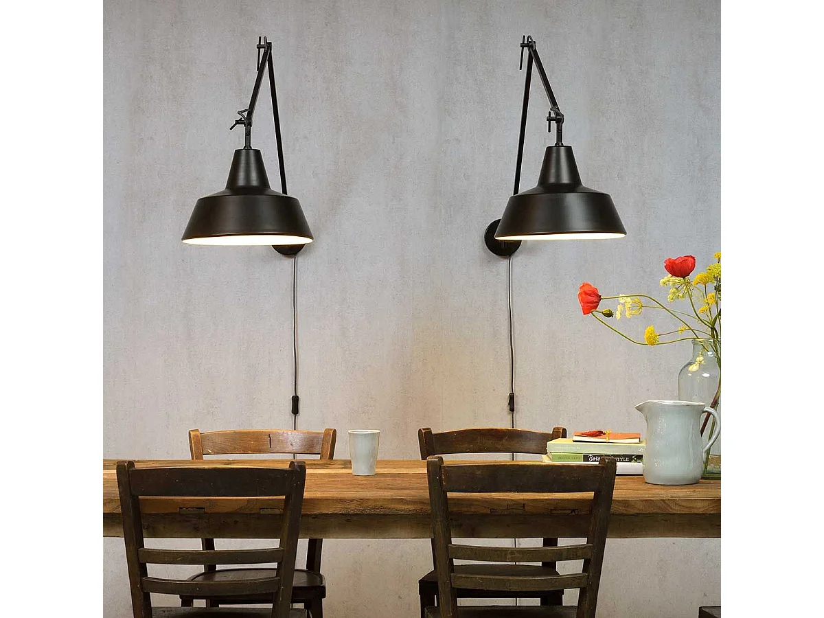Zwart metalen wandlamp met scharnierende arm