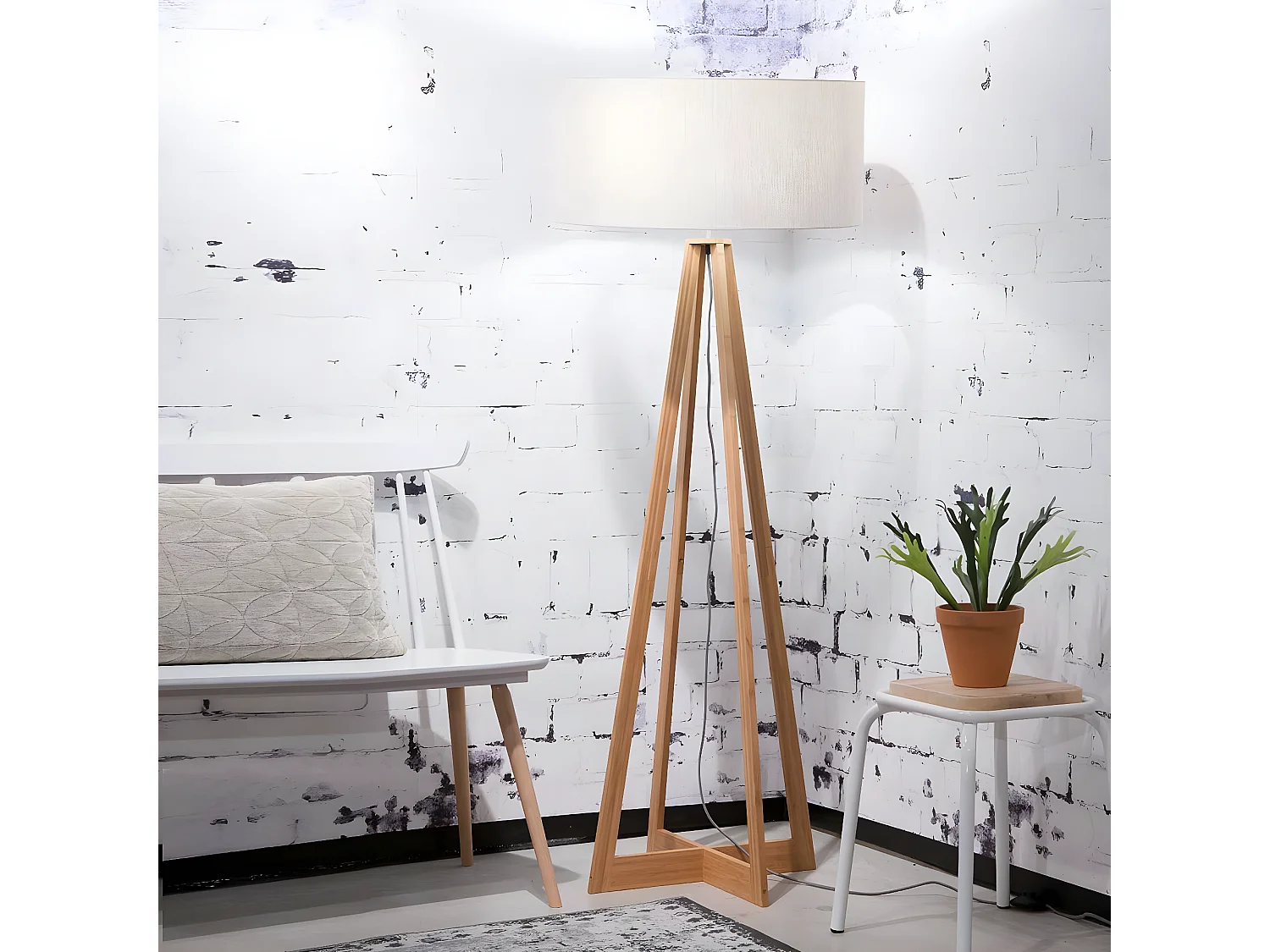 Lampadaire en bambou marron avec abat-jour en tissu lin clair