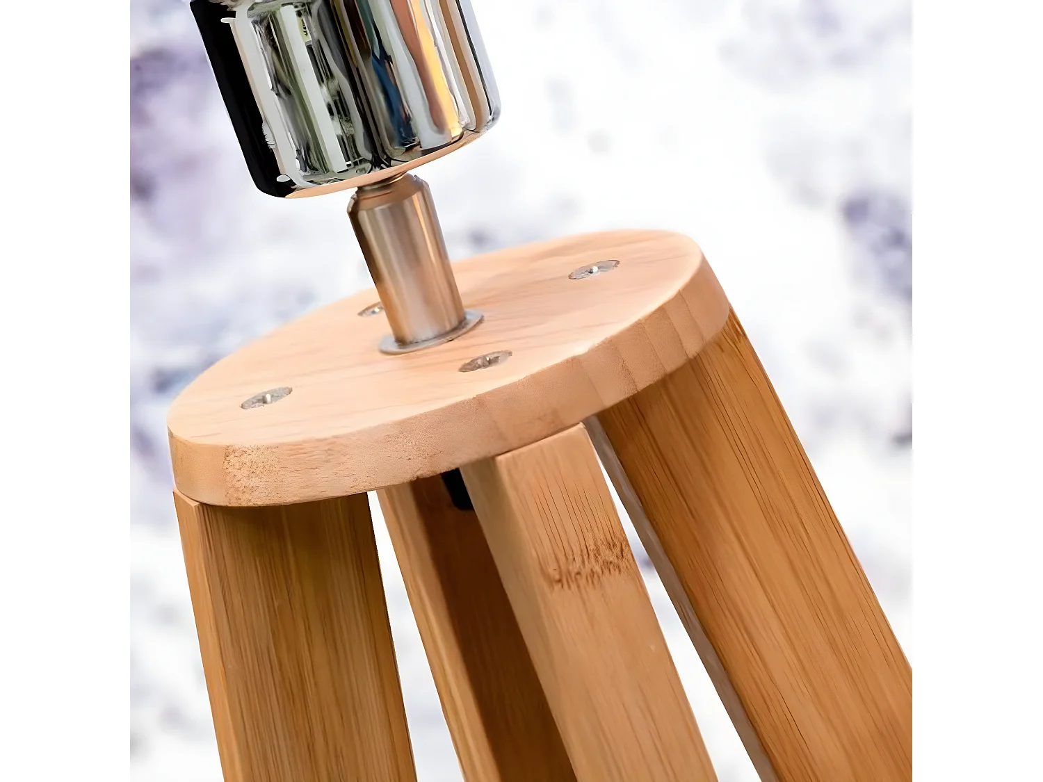 Lampadaire en bambou marron avec abat-jour en tissu lin clair