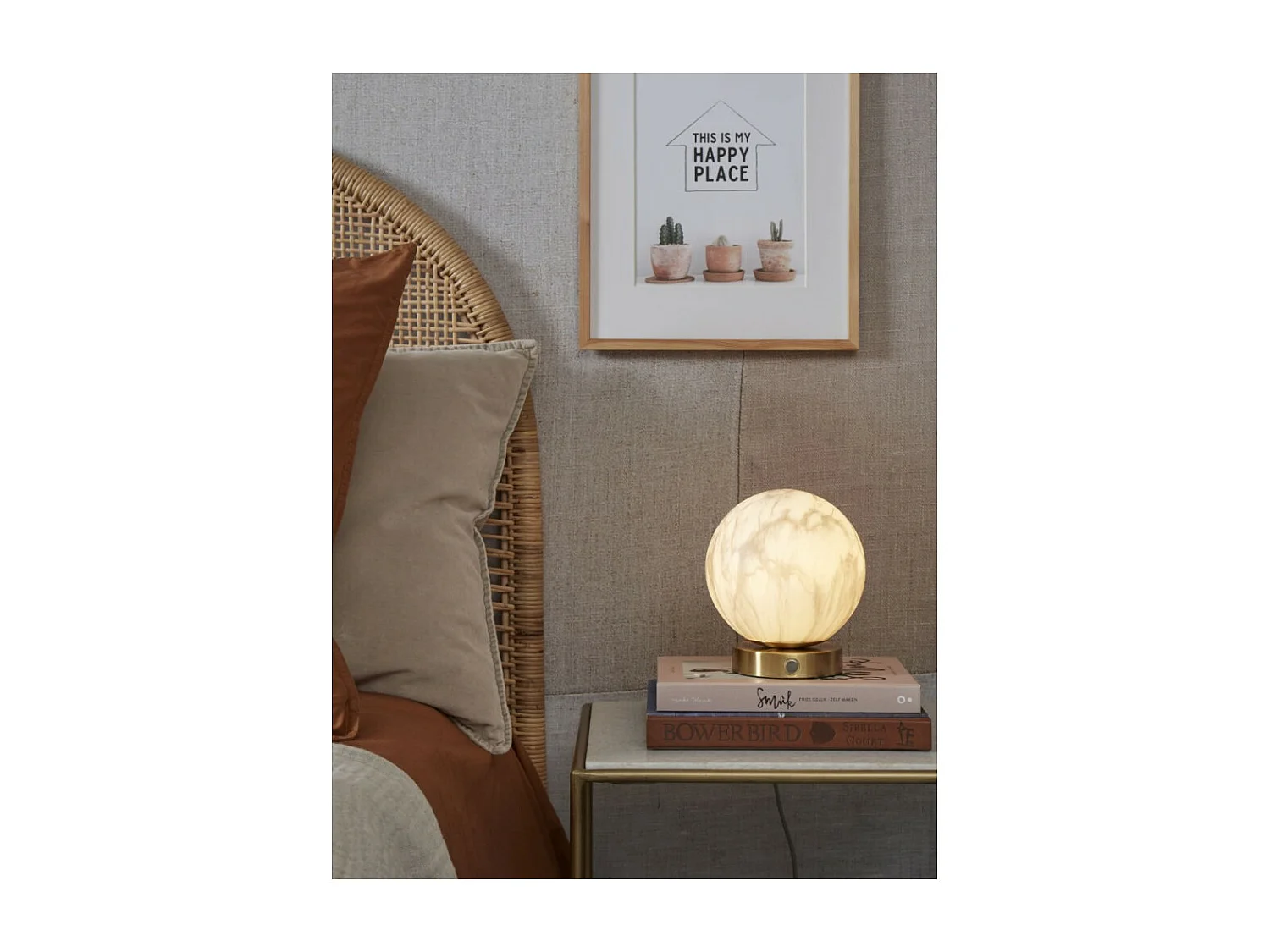 Lampe de table boule en verre effet marbre avec base dorée