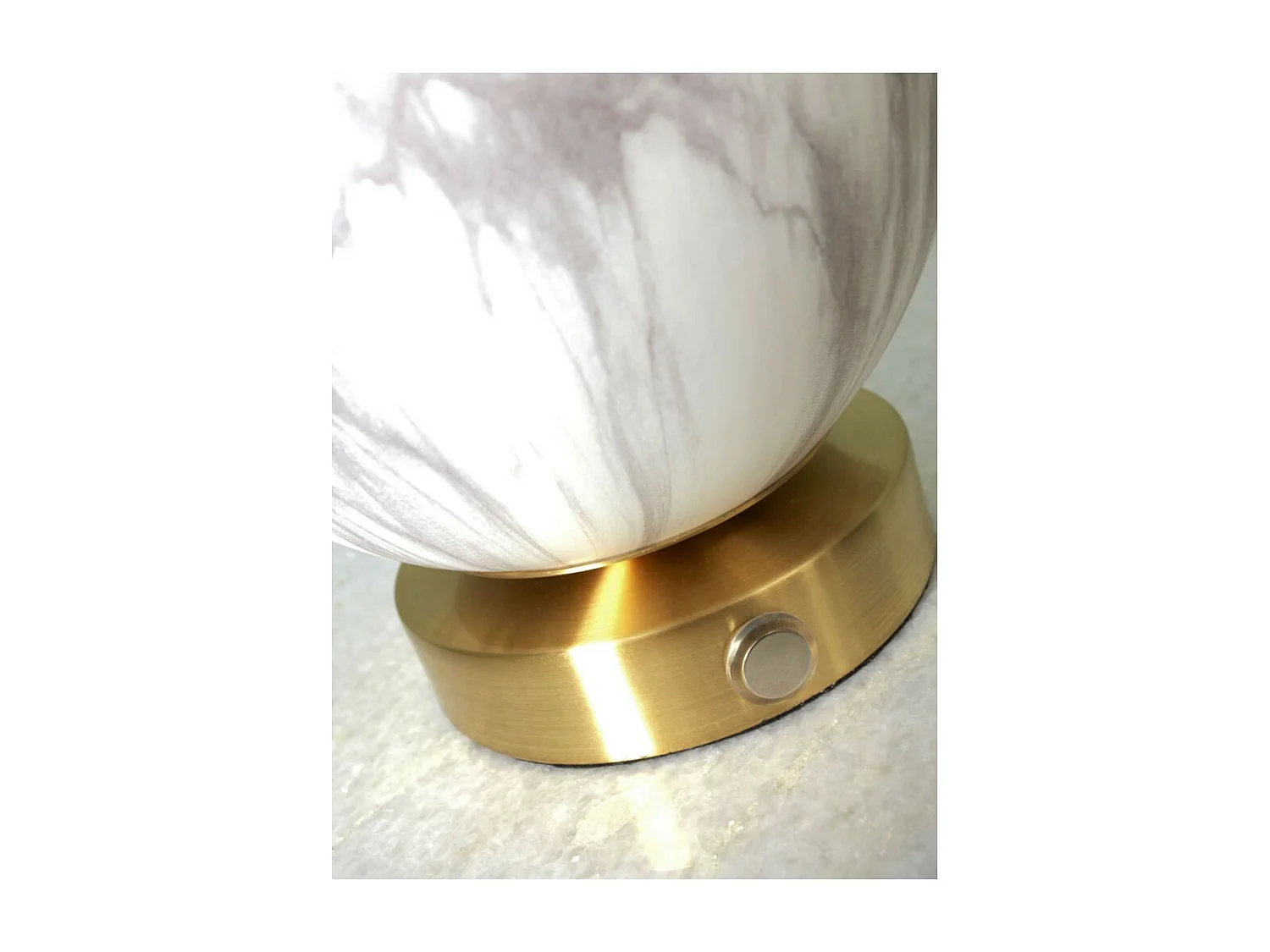 Lampe de table boule en verre effet marbre avec base dorée