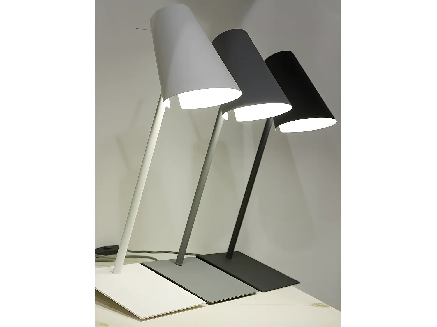 Lampe de table inclinée en métal gris