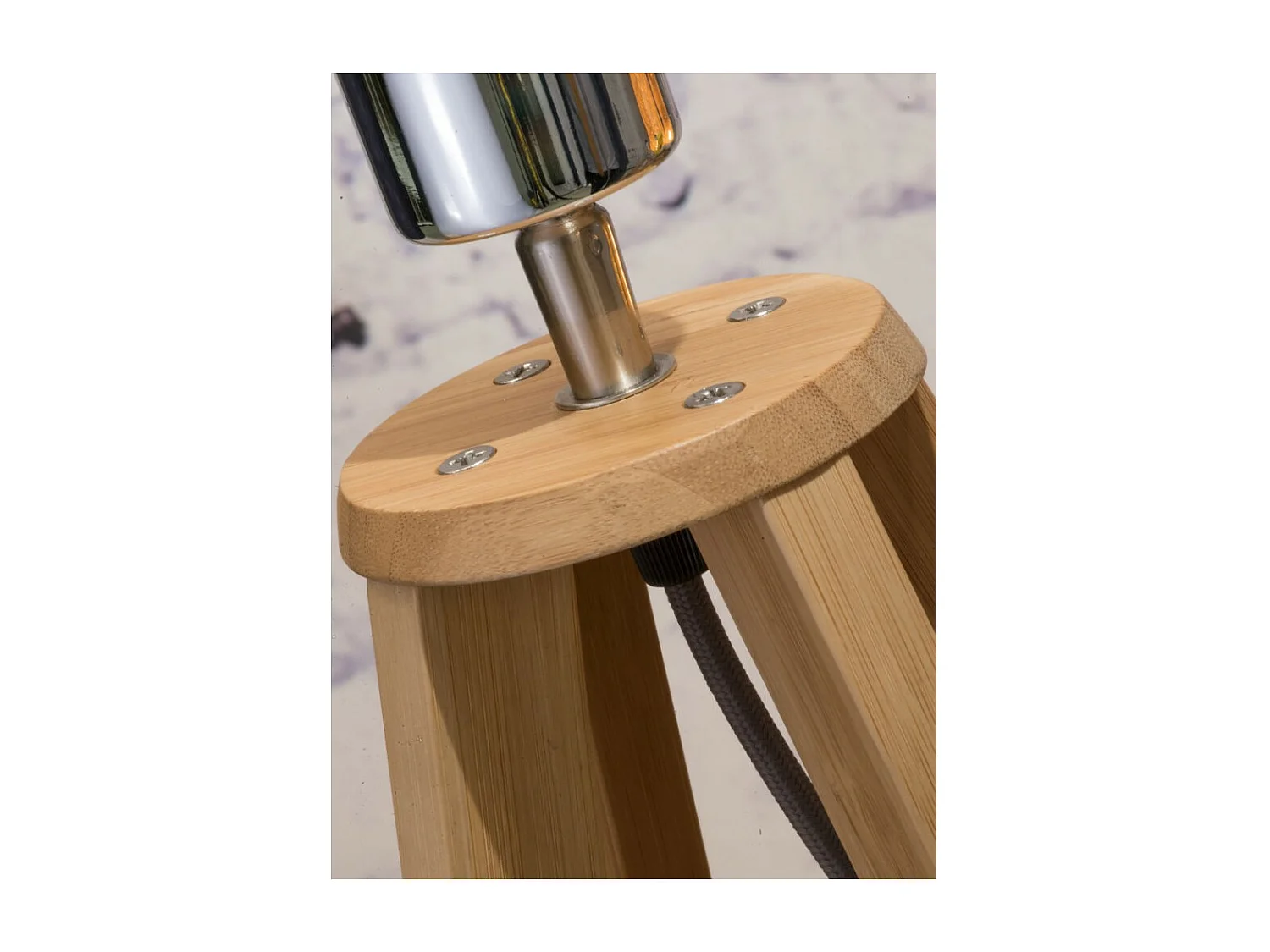 Lampe de table en bambou marron avec abat-jour blanc