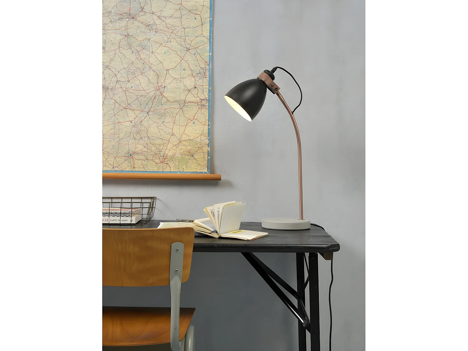 Tafellamp van vermessingd metaal met zwarte lampenkap