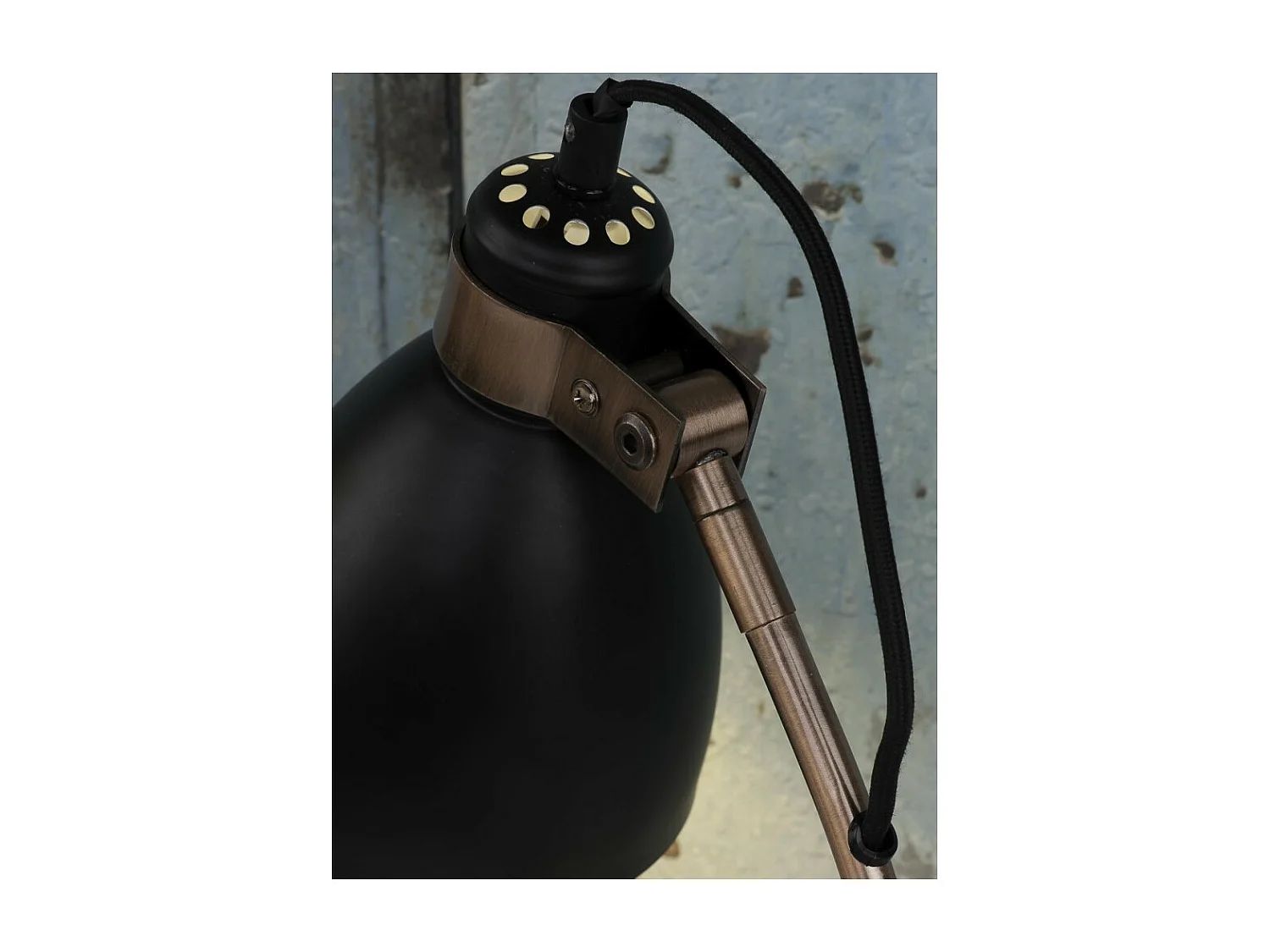 Tafellamp van vermessingd metaal met zwarte lampenkap