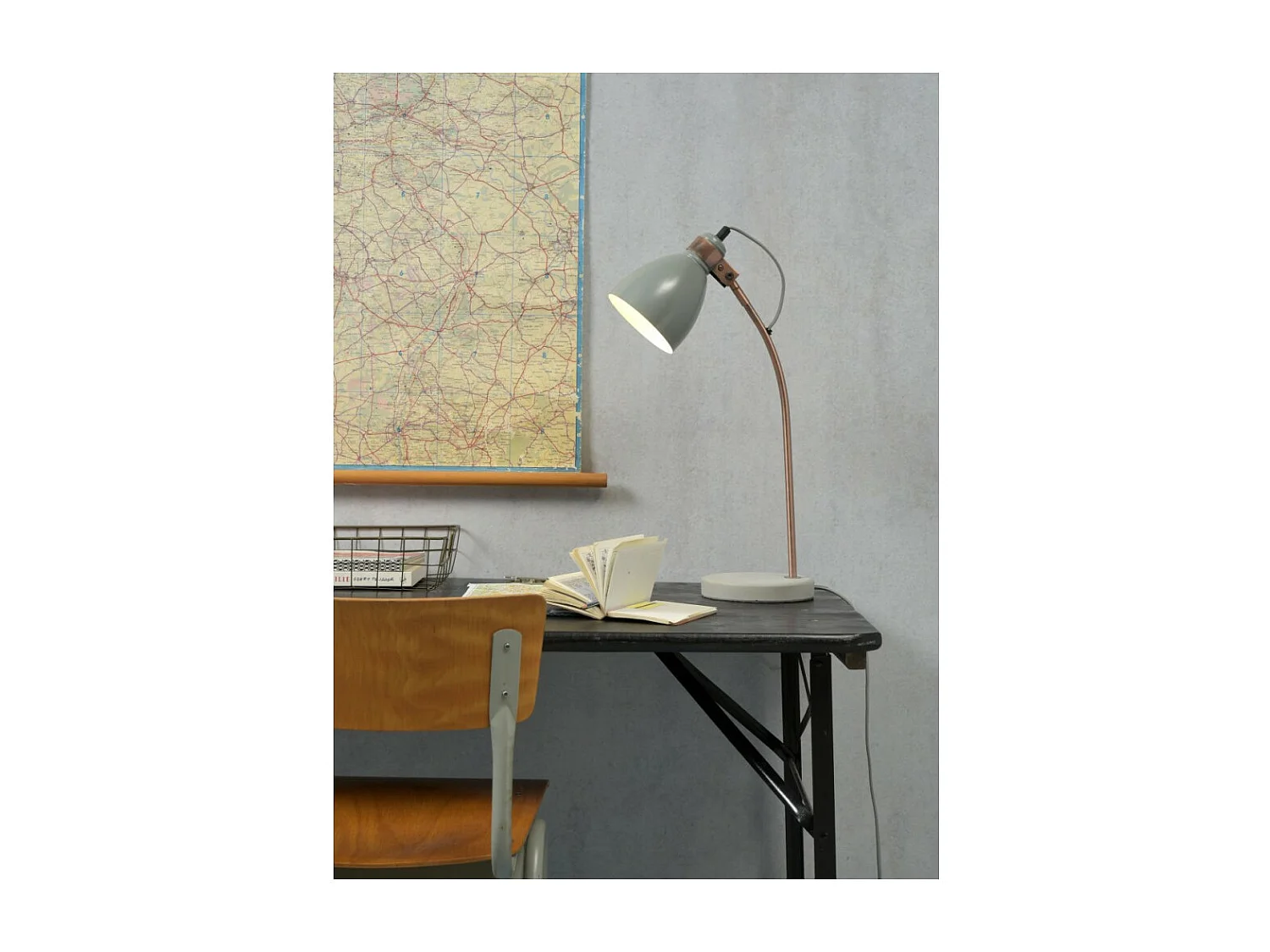 Tafellamp van vermessingd metaal met lichtgroene lampenkap