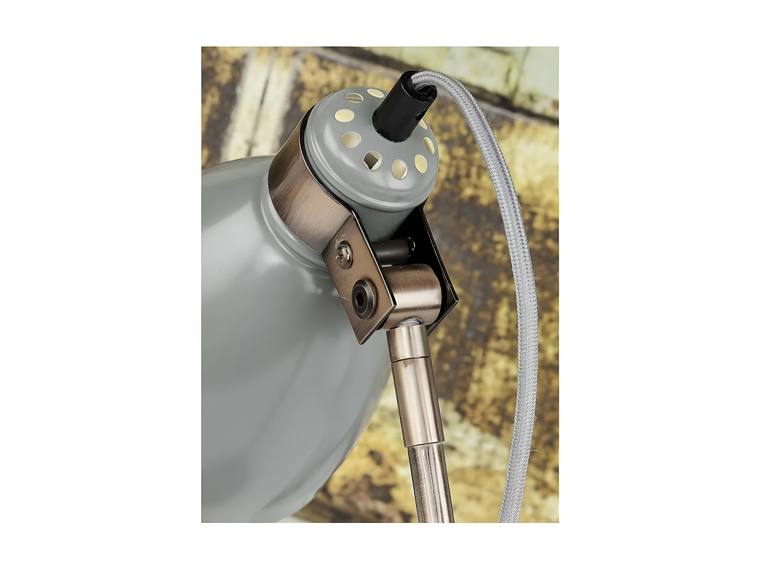 Tafellamp van vermessingd metaal met lichtgroene lampenkap