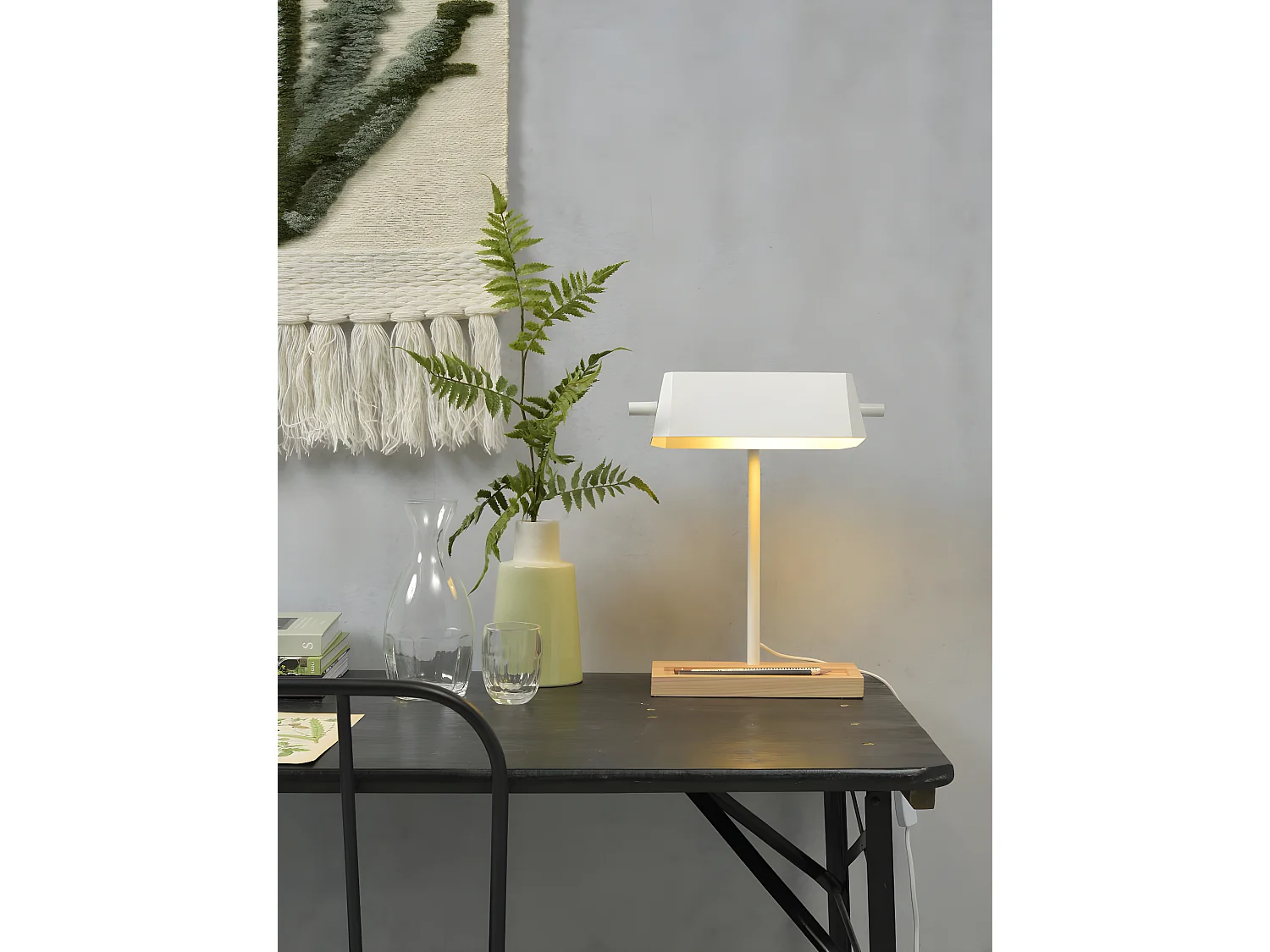 Wit metalen tafellamp met naturel houten voet