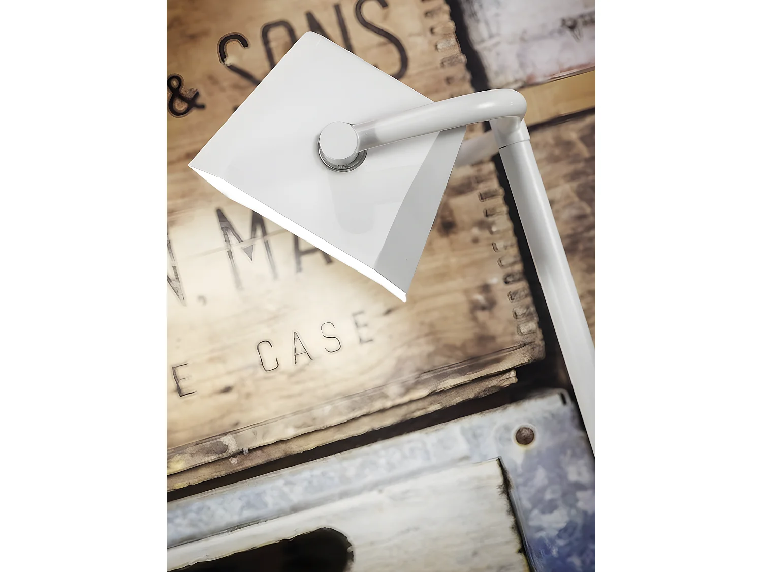 Wit metalen tafellamp met naturel houten voet