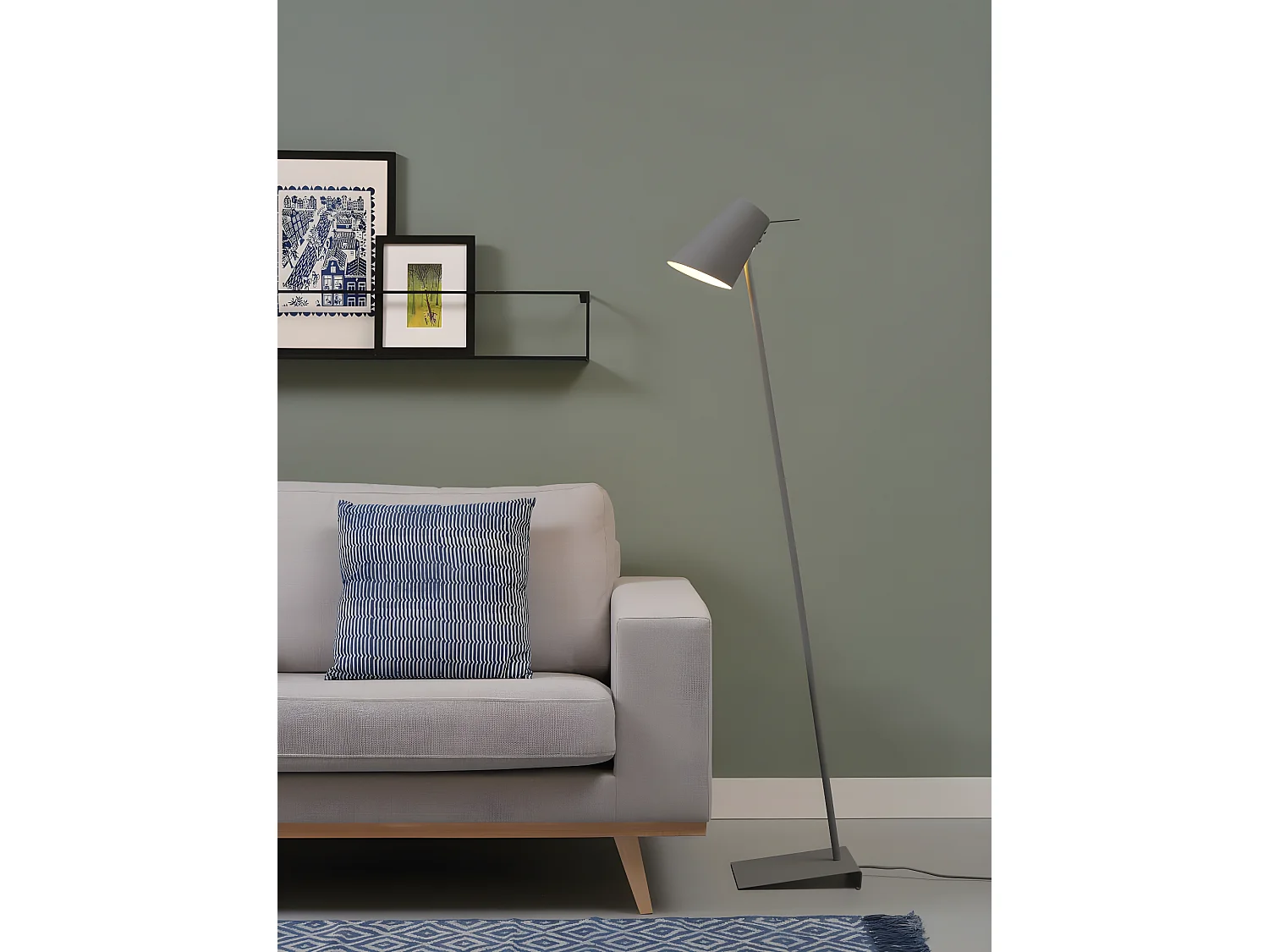 Schuine vloerlamp van wit metaal