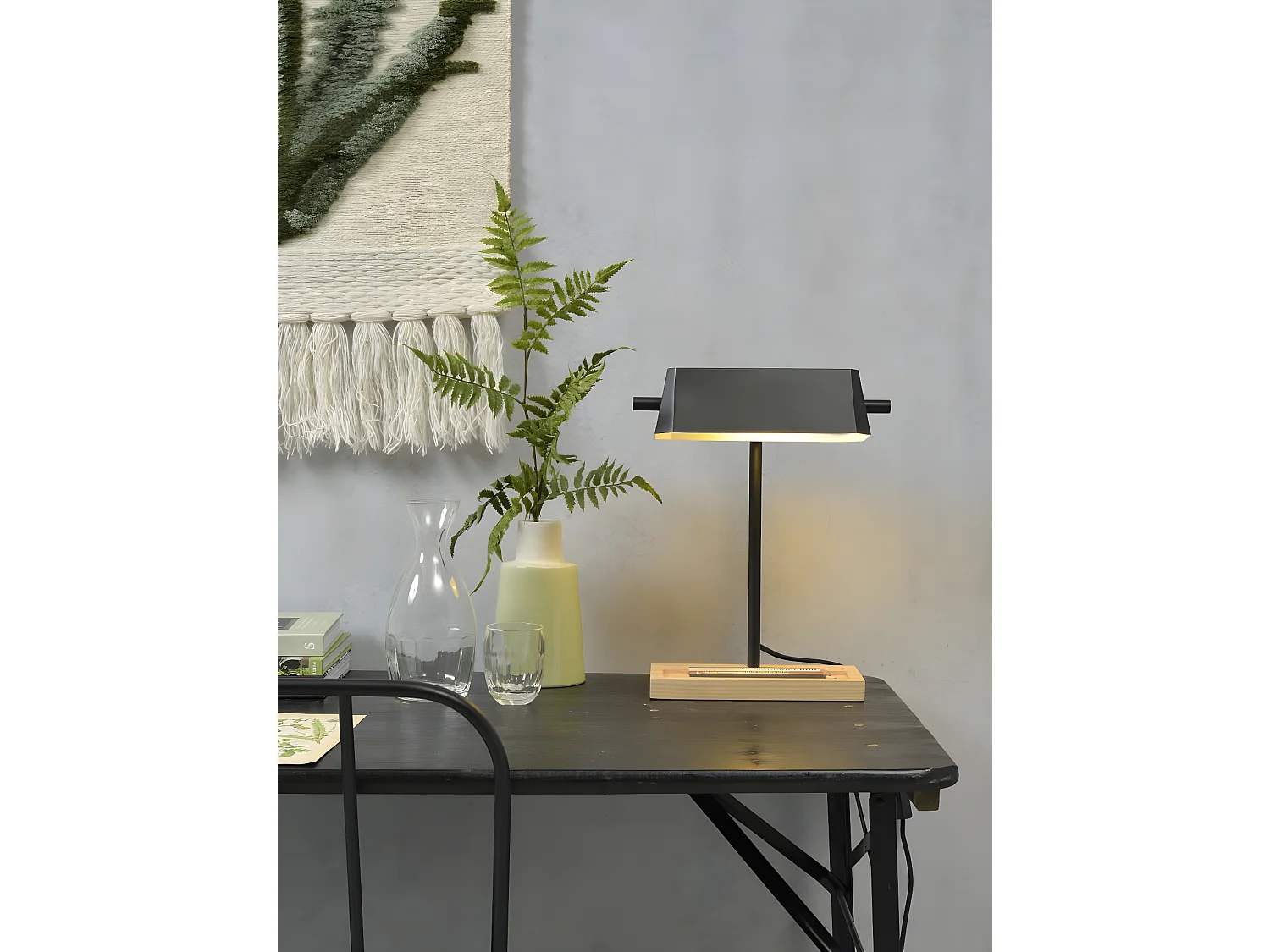 Zwart metalen tafellamp met naturel houten voet