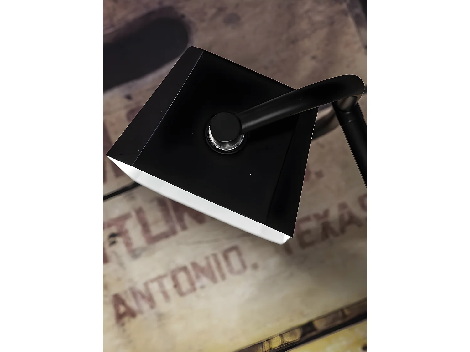 Zwart metalen tafellamp met naturel houten voet