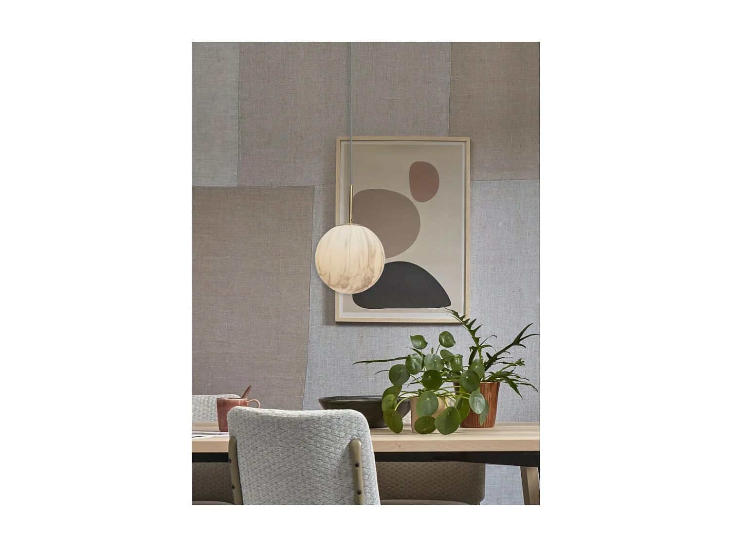 Enkele gouden hanglamp met glazen bol met marmereffect
