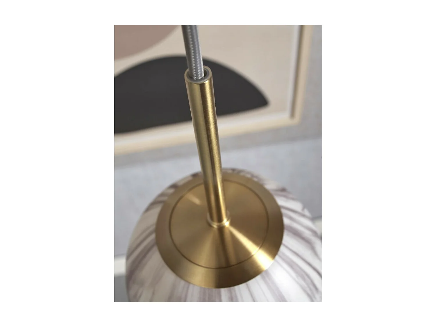 Enkele gouden hanglamp met glazen bol met marmereffect