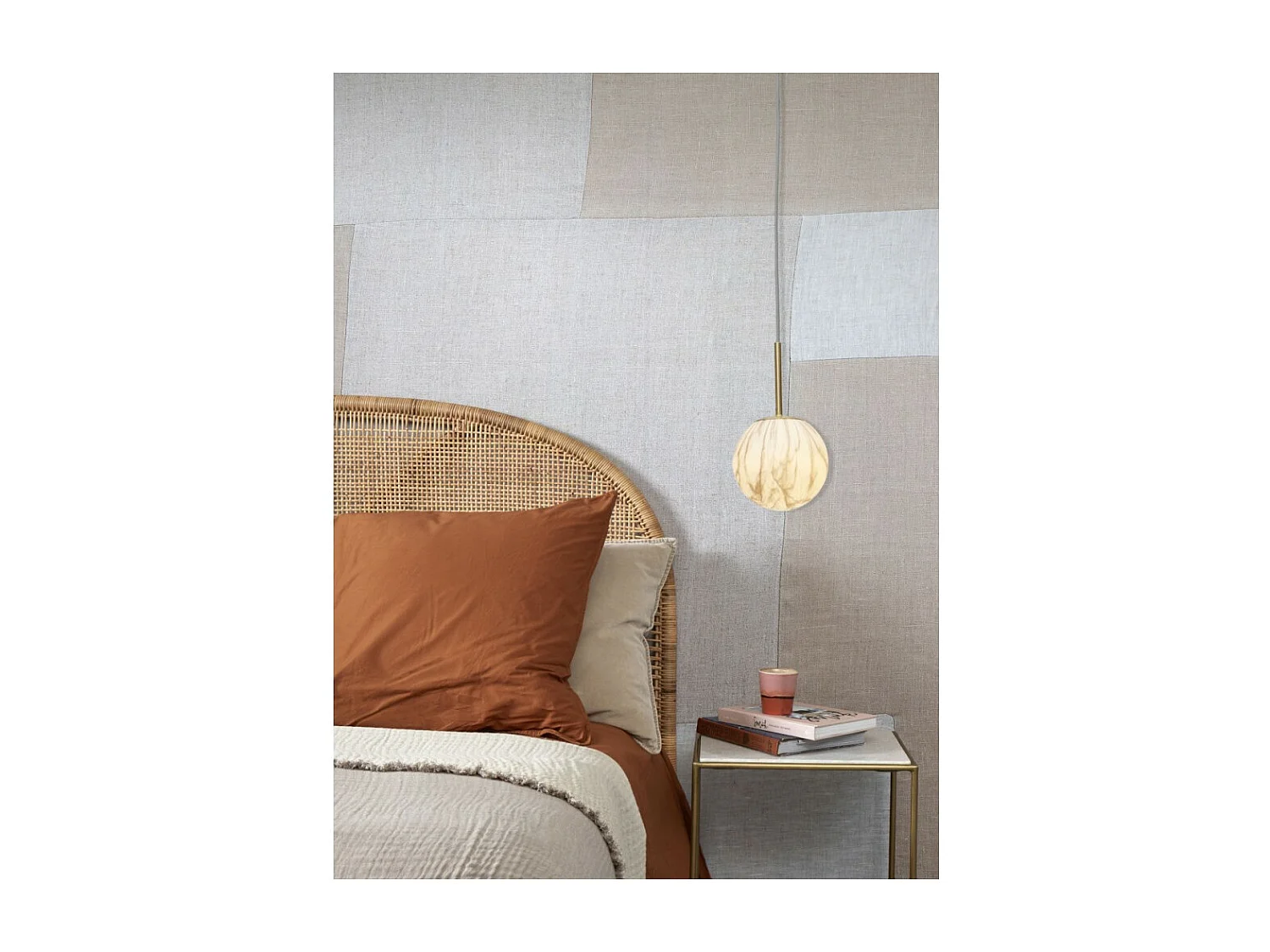 Suspension simple dorée avec boule en verre effet marbre