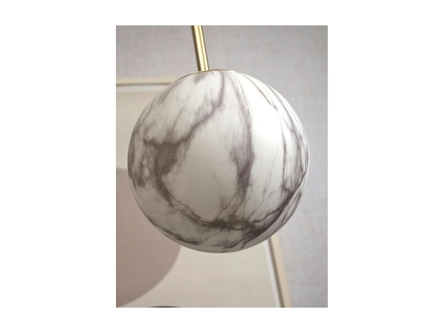 Suspension simple dorée avec boule en verre effet marbre