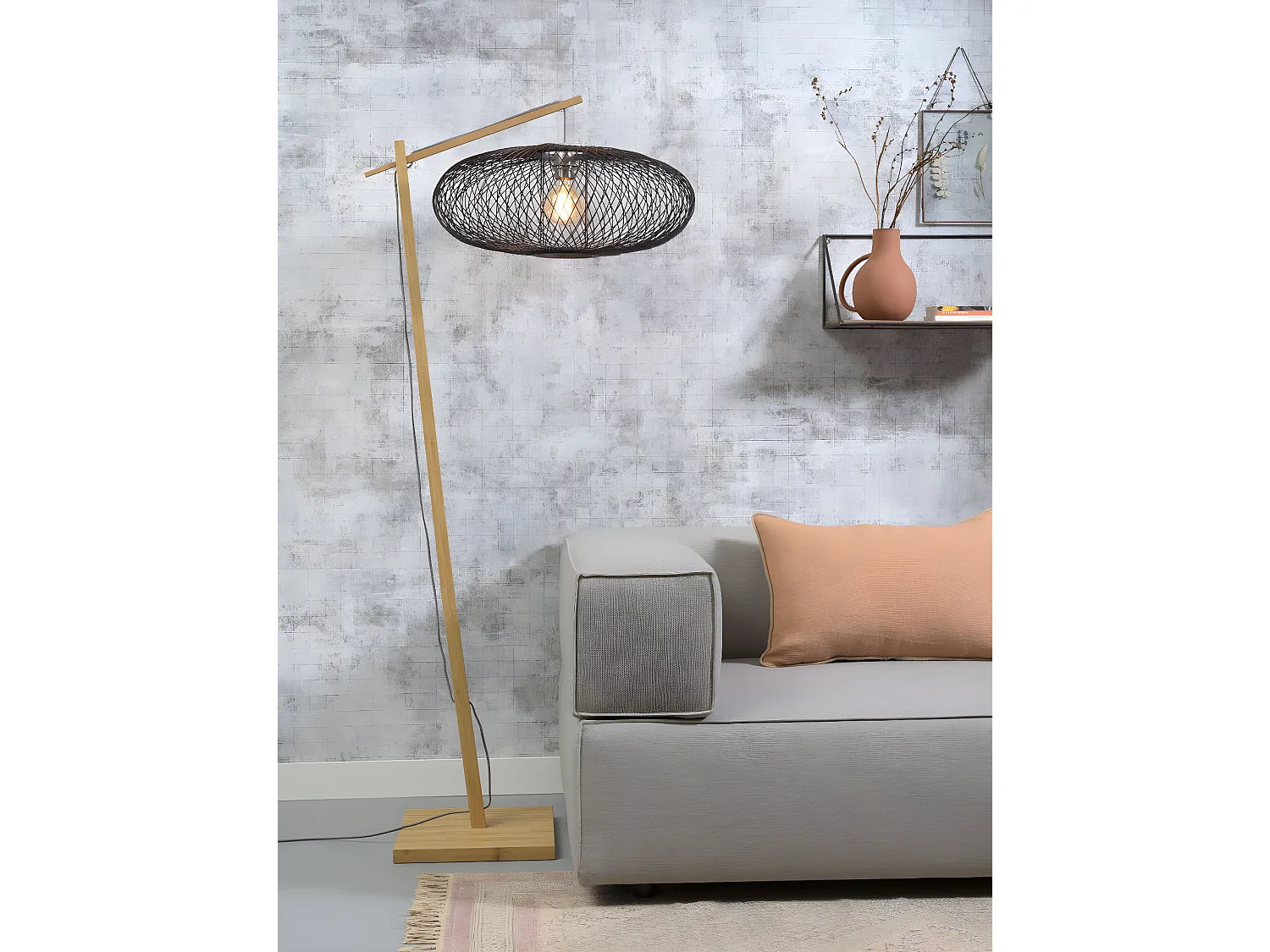 Bruine bamboe vloerlamp met zwarte bamboe lampenkap