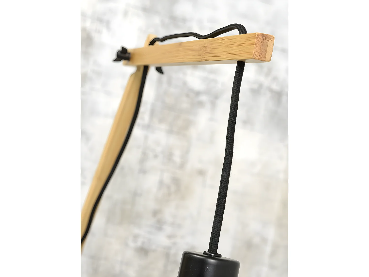 Bruine bamboe vloerlamp met zwarte bamboe lampenkap