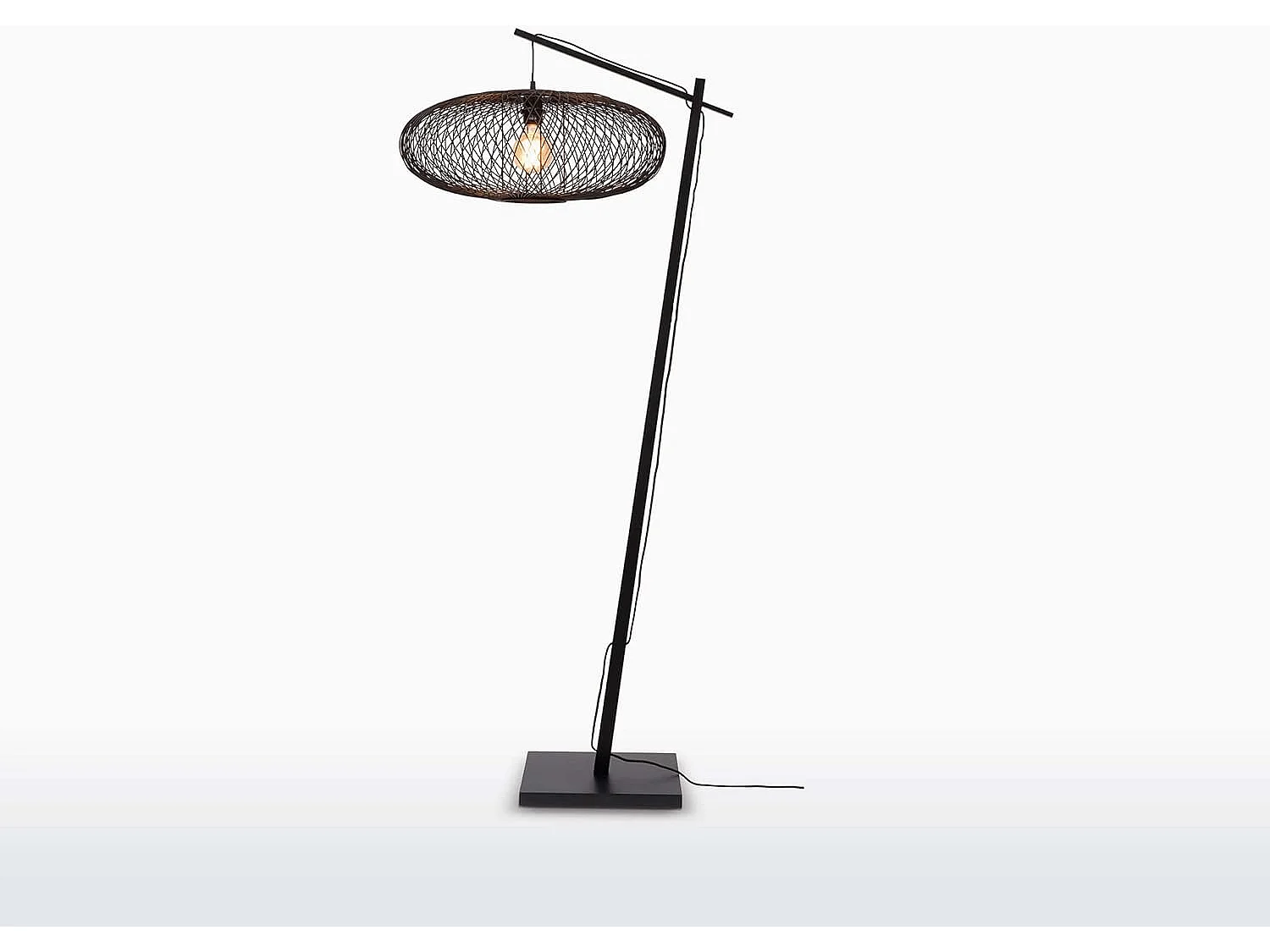 Zwarte bamboe vloerlamp met zwarte bamboe lampenkap