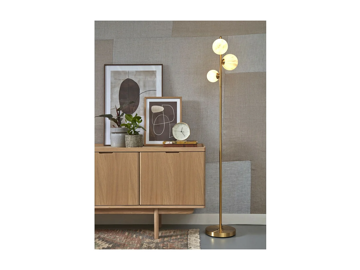 Lampadaire en métal doré avec 3 boules en verre blanc marbré