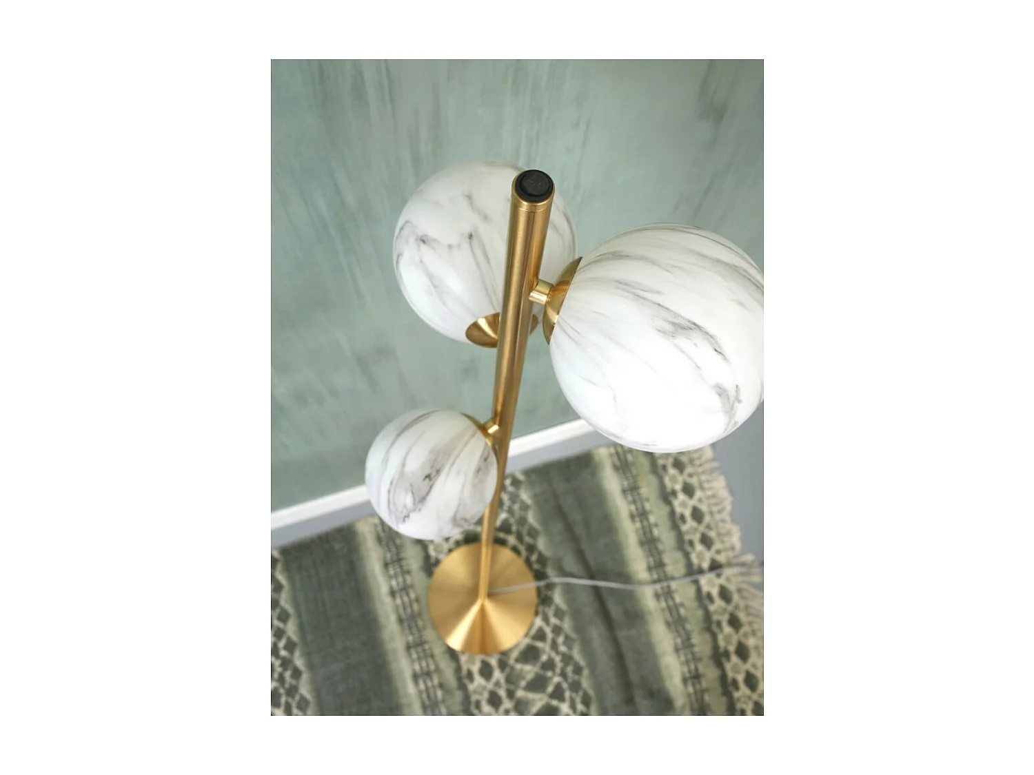 Lampadaire en métal doré avec 3 boules en verre blanc marbré