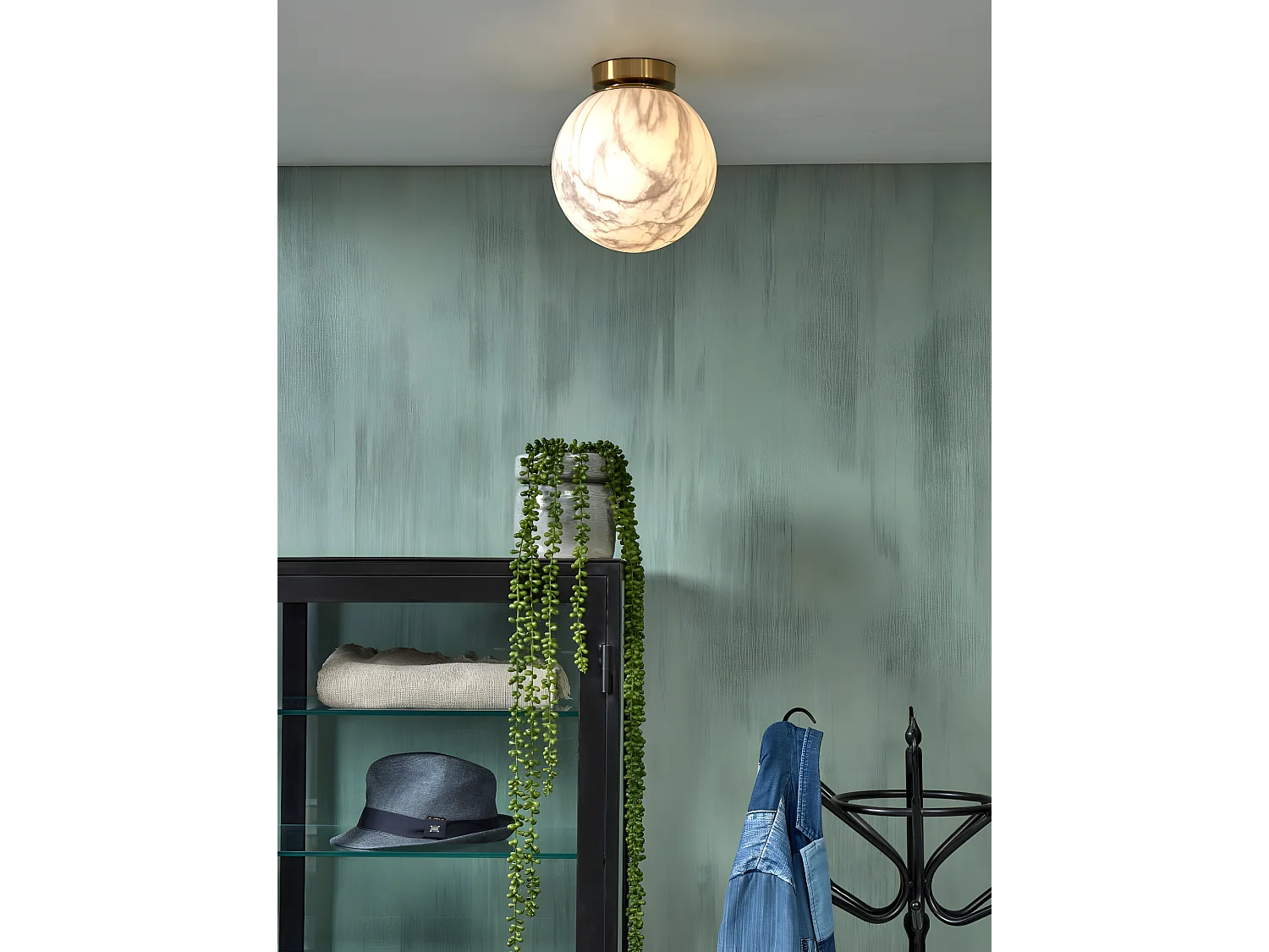 Bol-plafondlamp van glas met wit marmereffect en gouden voet