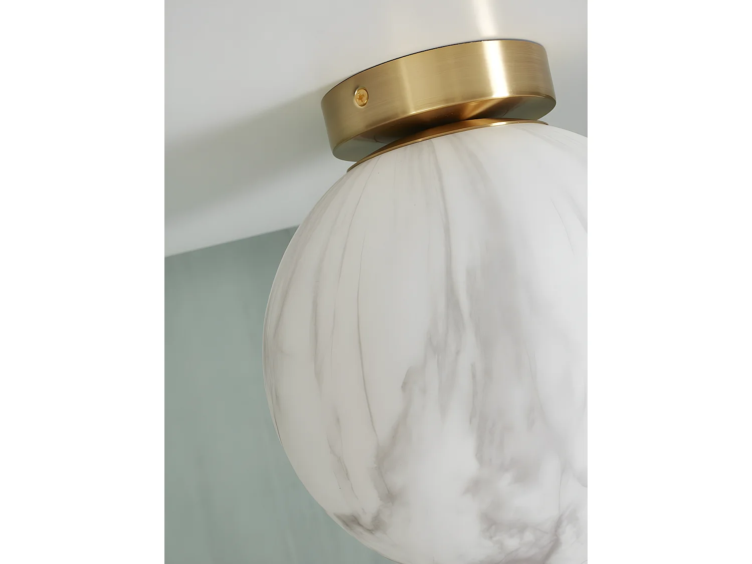 Bol-plafondlamp van glas met wit marmereffect en gouden voet