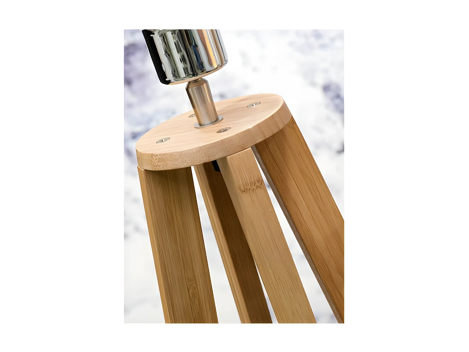 Bruine bamboe vloerlamp met witte stoffen lampenkap