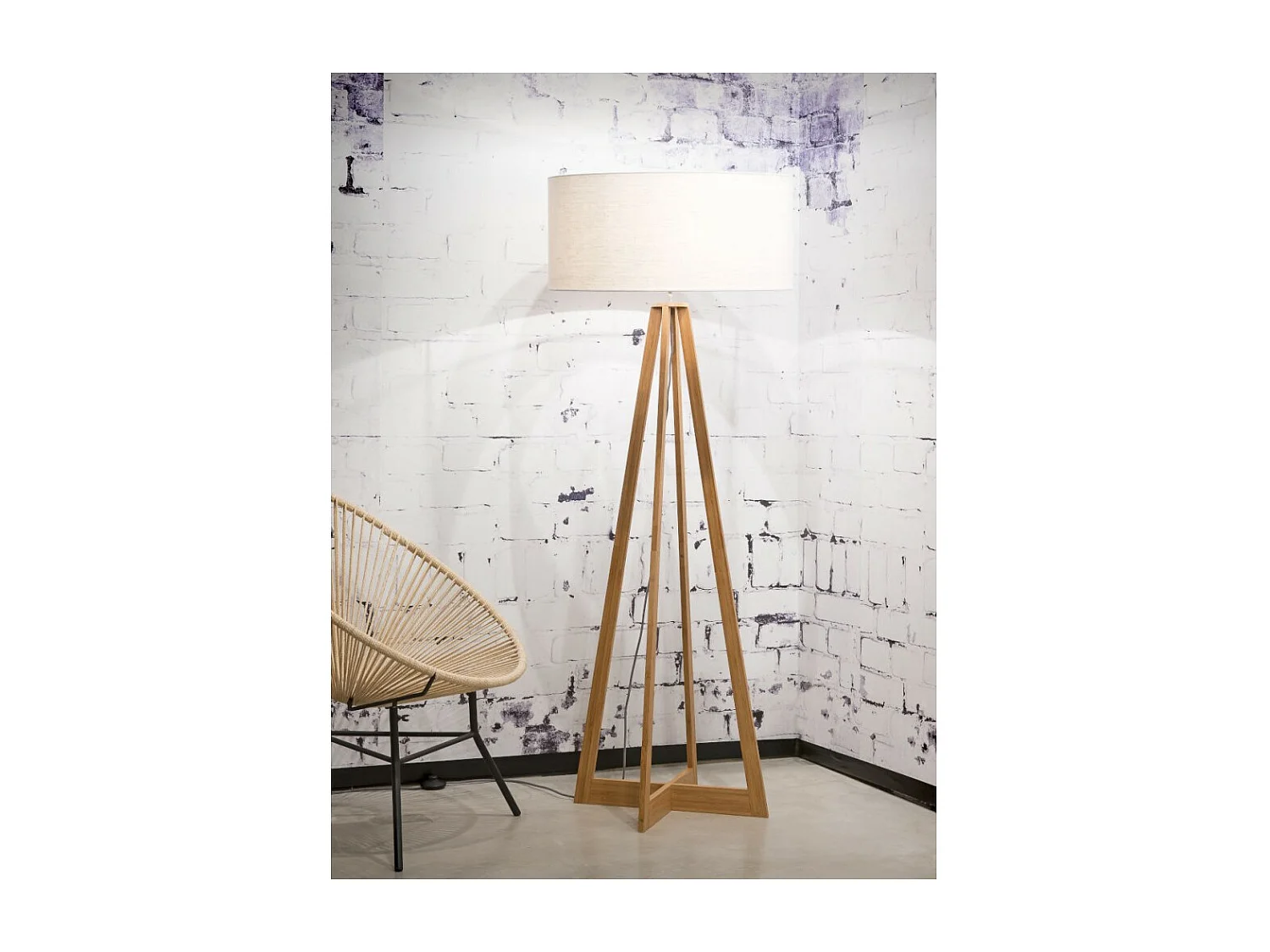 Bruine bamboe vloerlamp met witte stoffen lampenkap