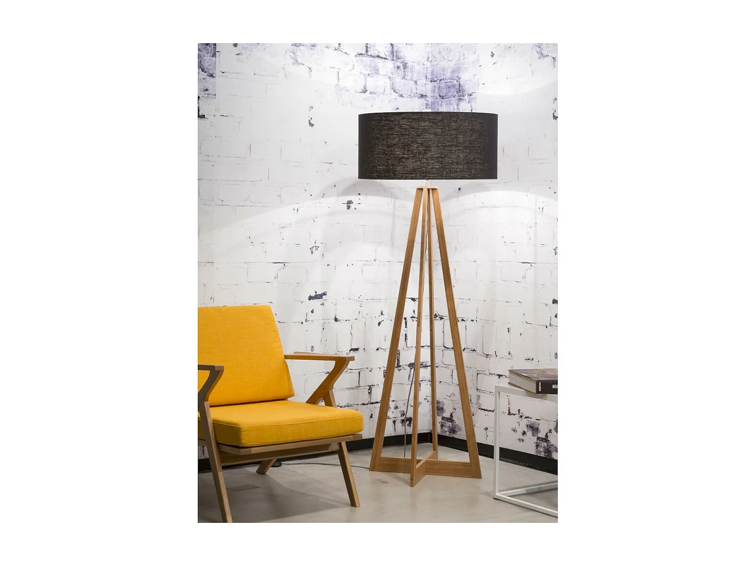 Bruine bamboe vloerlamp met zwarte stoffen lampenkap