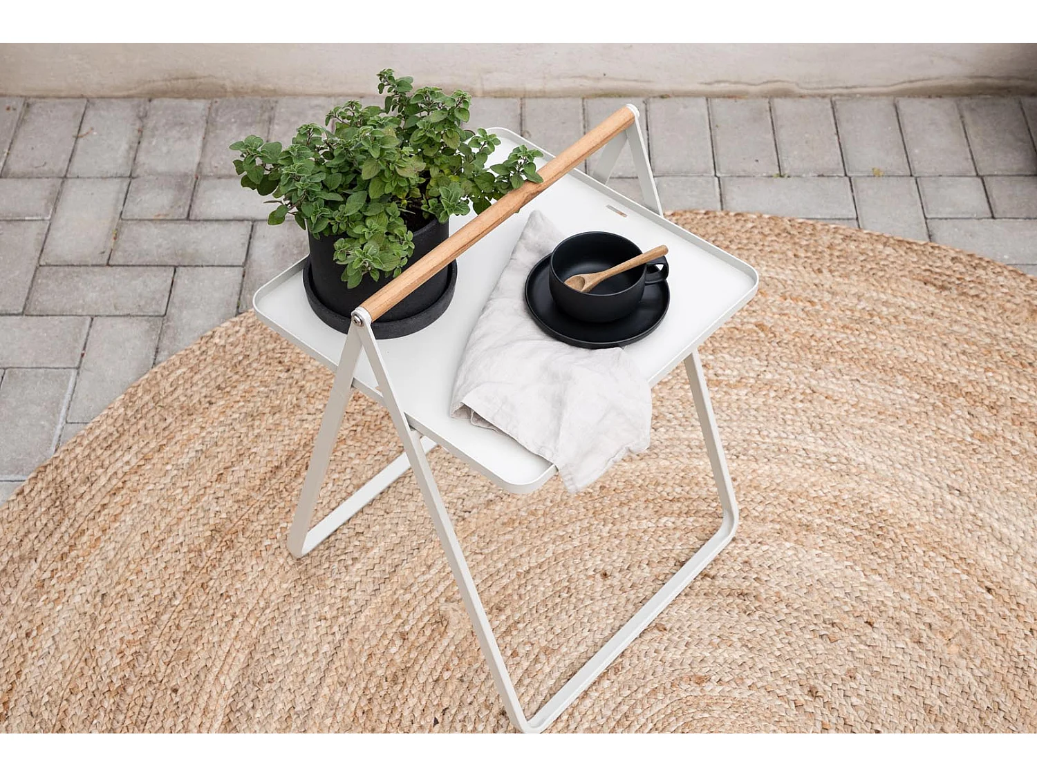 Mesa auxiliar Clarin beige.