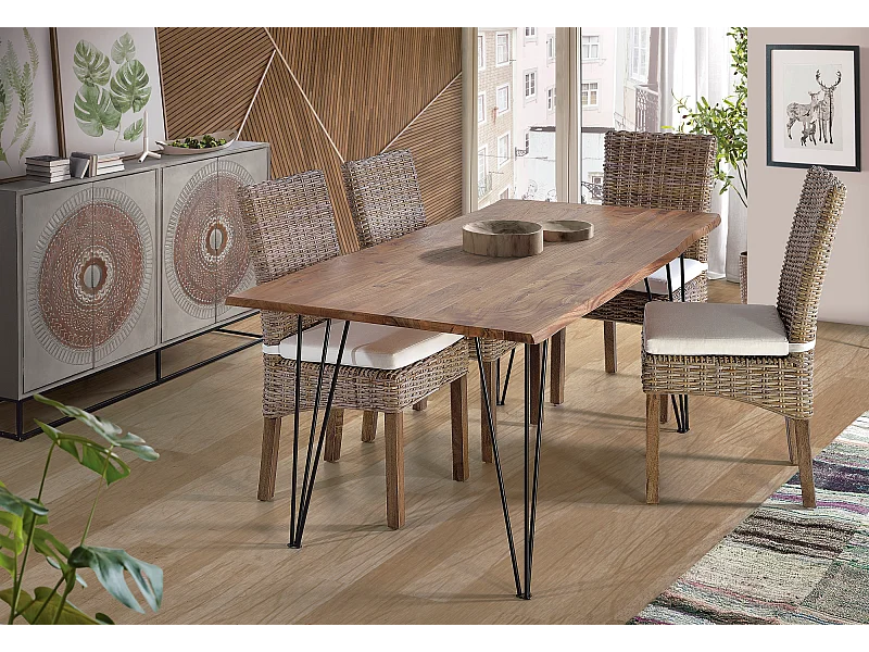 Mesa de jantar em meio à natureza, com 6 lugares, em um bosque de acácias.