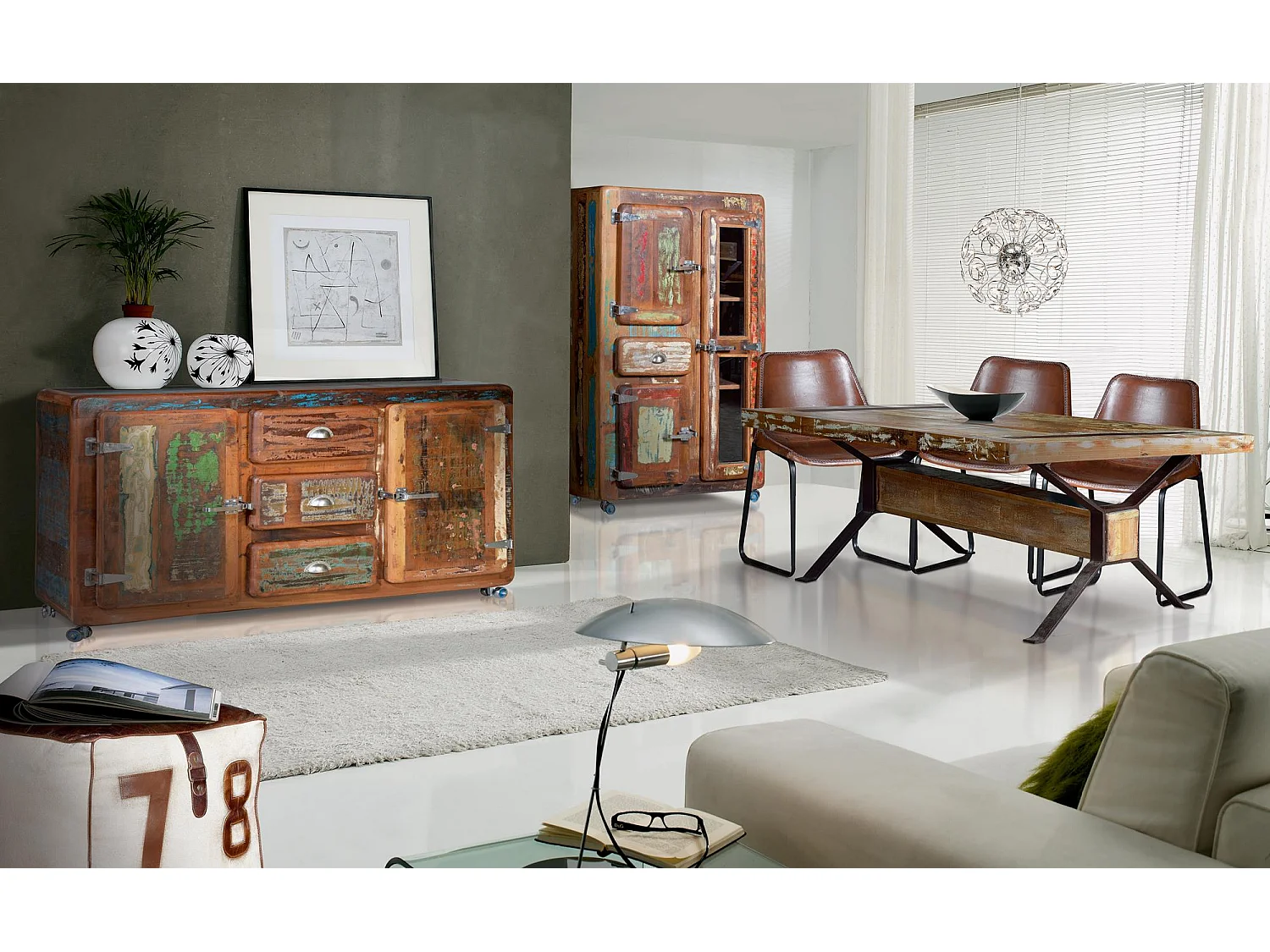 Table exclusive en bois recyclé et piètement en métal