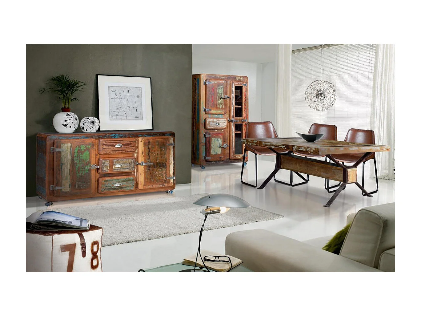 Exclusieve tafel in gerecycled hout en metalen onderdelen