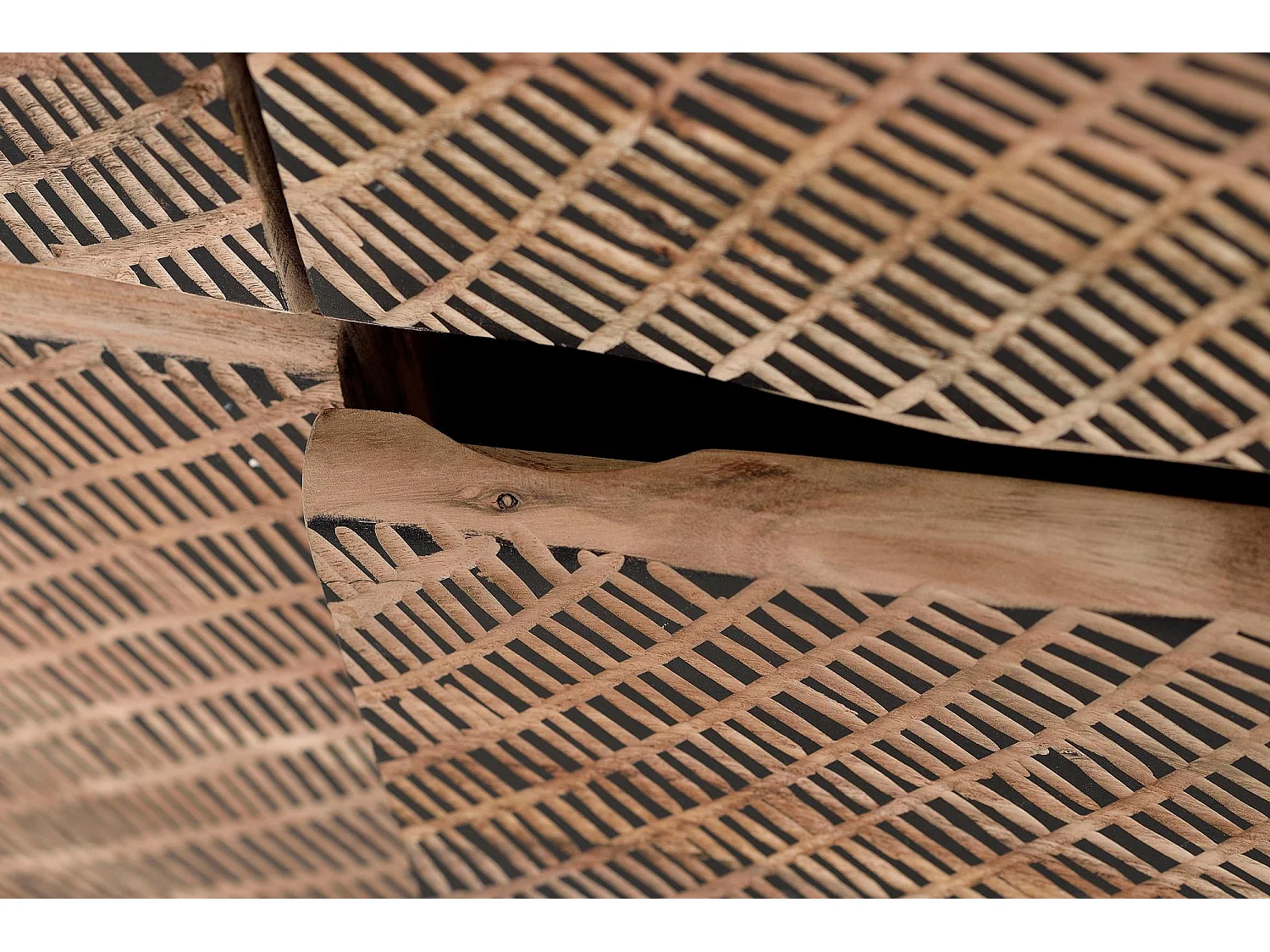 Buffet in acaciahout en stenen in natuurlijk gekleurd metaal