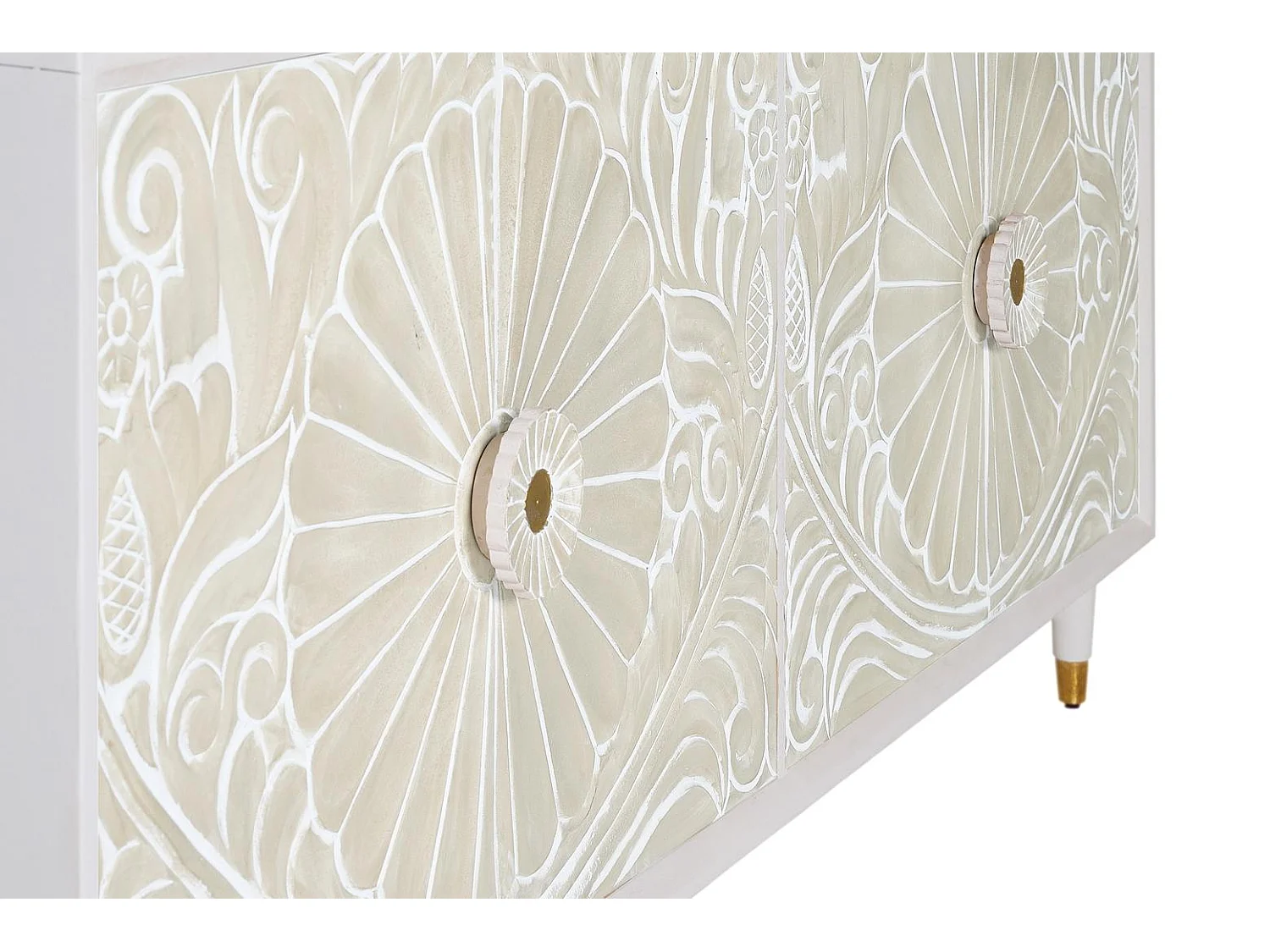 Buffet em madeira de mangue com detalhes em branco.