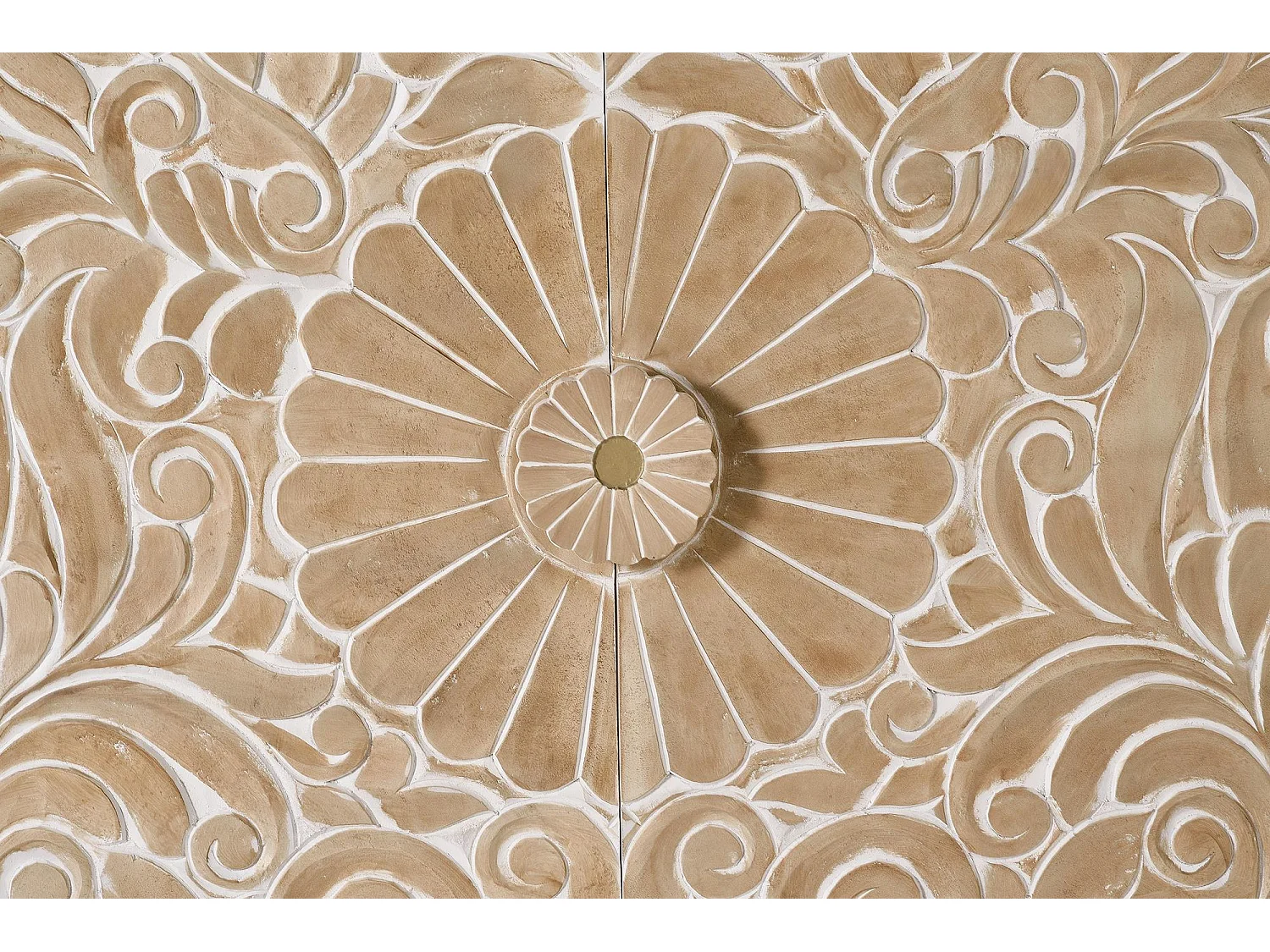 Buffet em madeira de mangue com detalhes em branco.