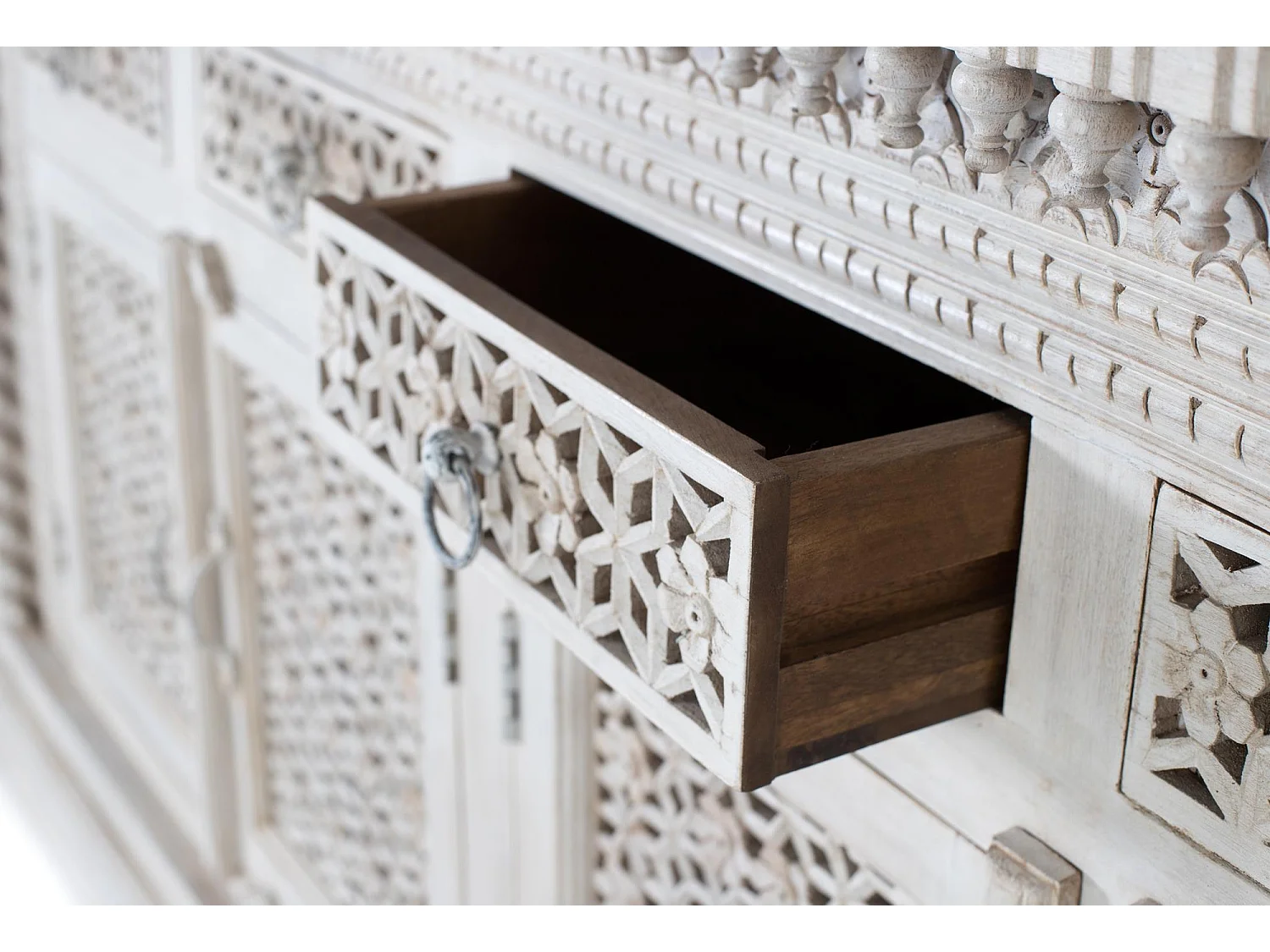 Sideboard aus gealtertem weißem Mangoholz