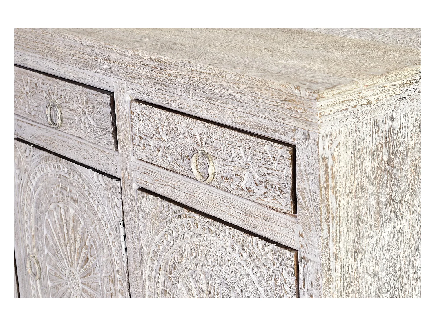 Stary biały kredens z mango