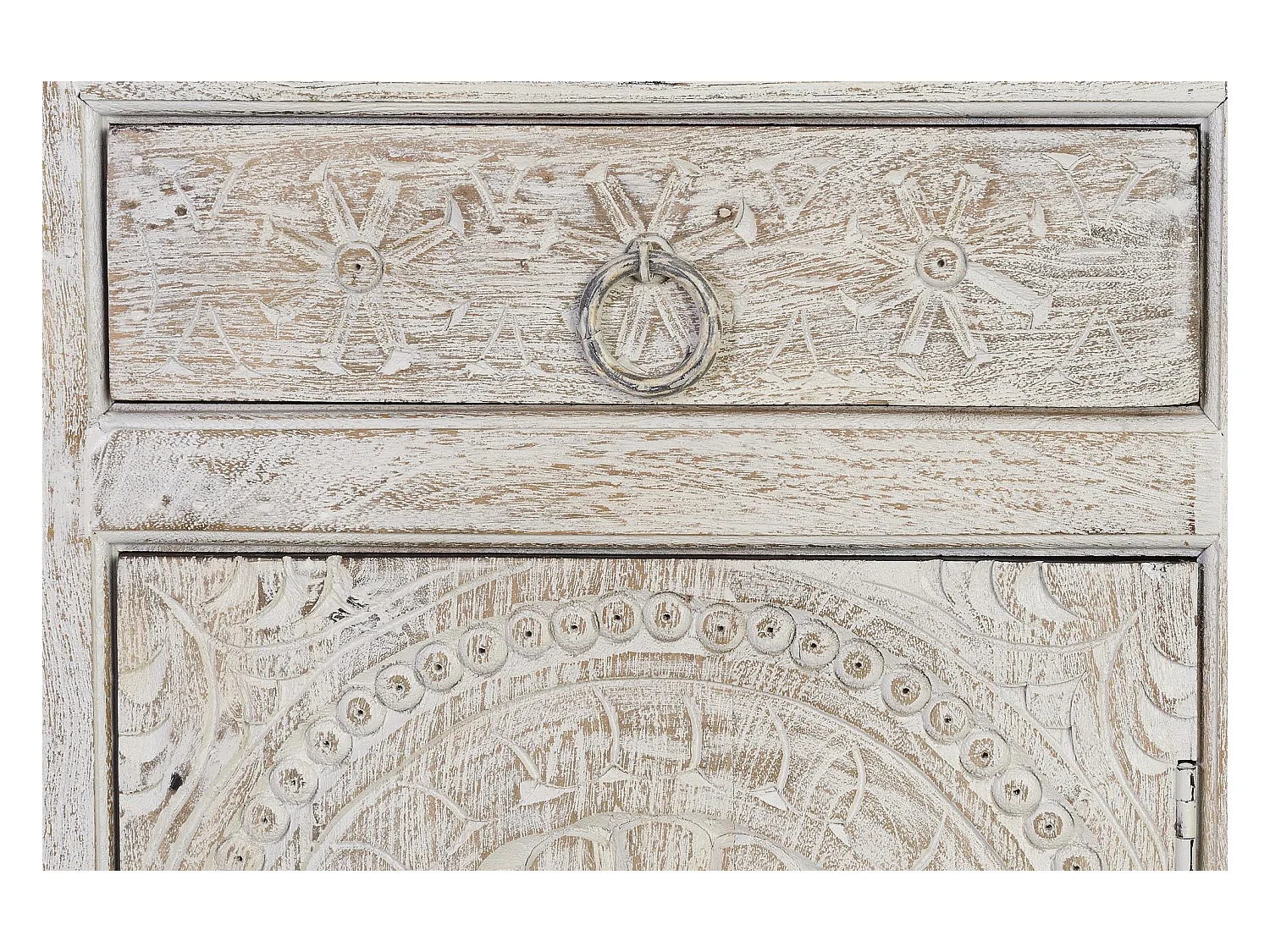 Stary biały kredens z mango