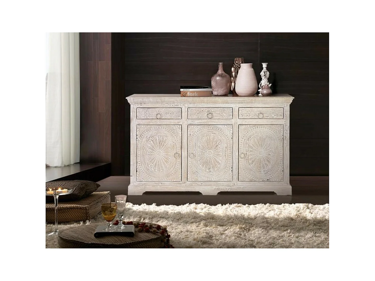 Stary biały kredens z mango