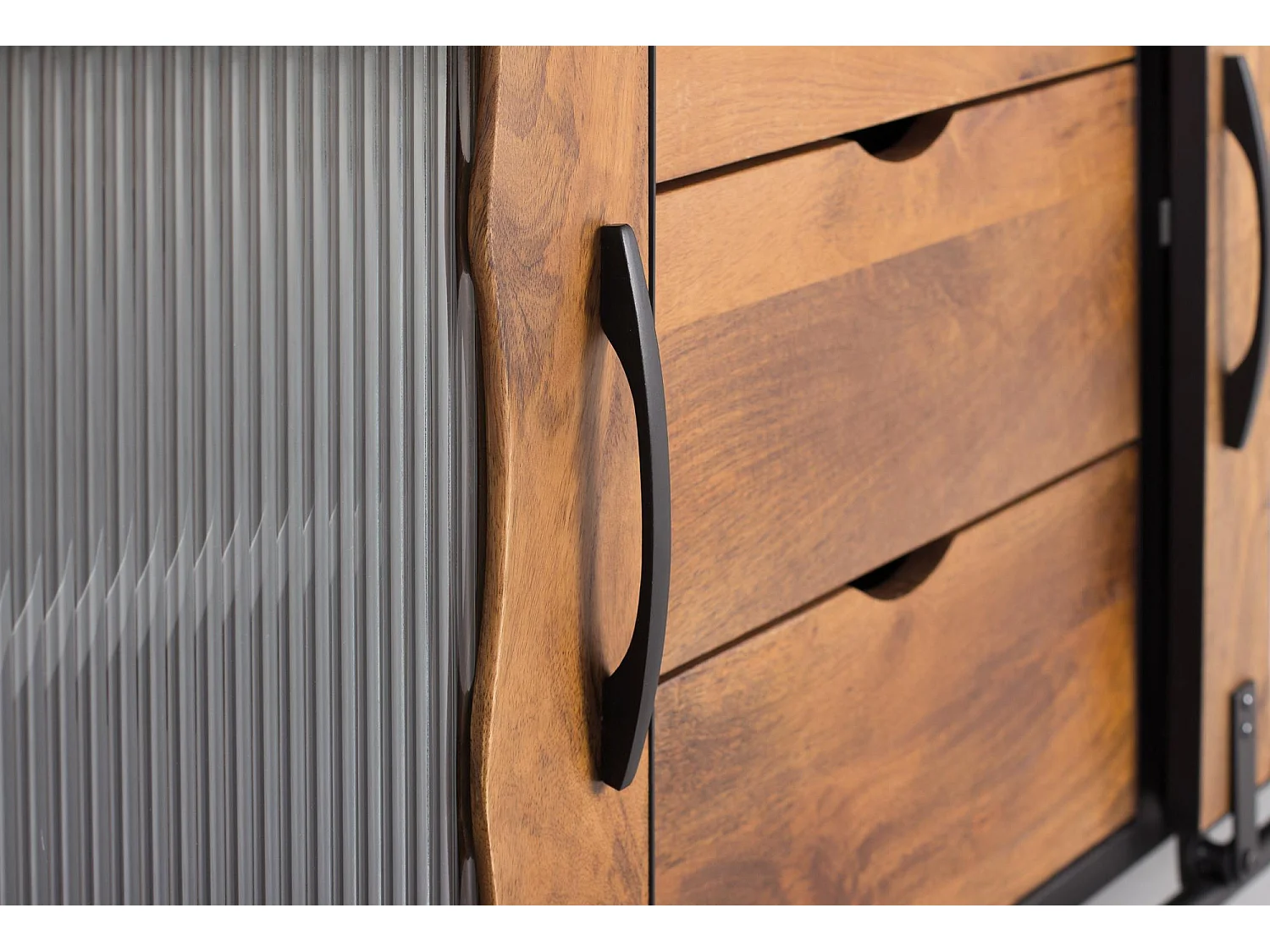 Sideboard aus Mangoholz und schwarzem Metall