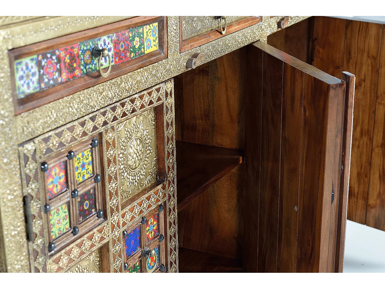 Aparador con detalles de cerámica pintados a mano