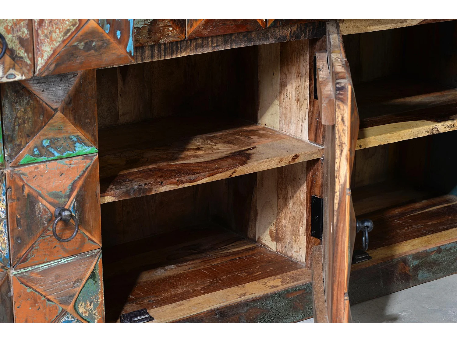 Buffet en bois recyclé multicolore