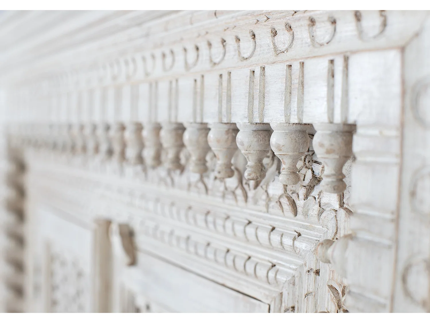 Credenza in massello di mango intagliato Colore bianco invecchiato