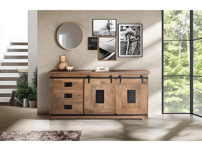 Sideboard in Akazie und Metalldetails
