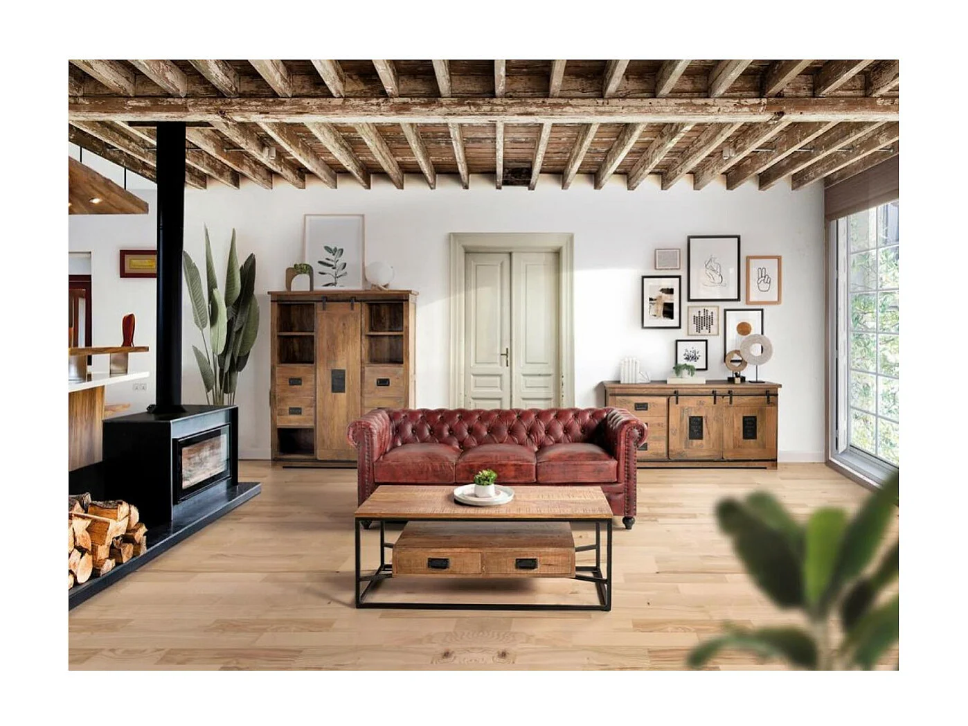 Sideboard in Akazie und Metalldetails