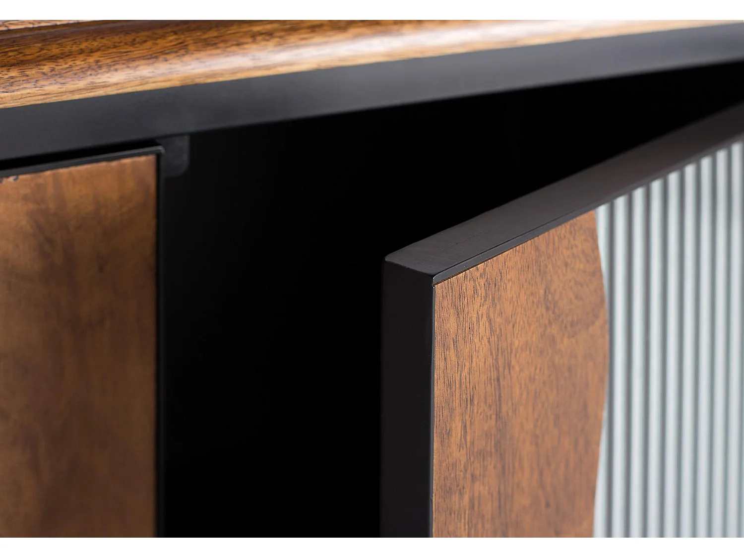 Sideboard aus Mangoholz und schwarzem Metall