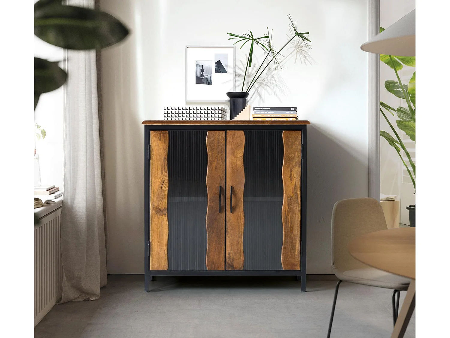 Sideboard aus Mangoholz und schwarzem Metall