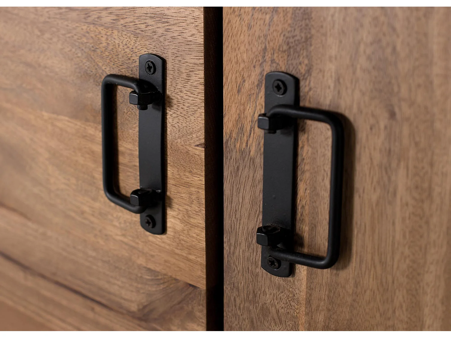 Kleiderschrank aus Mangoholz und Metall